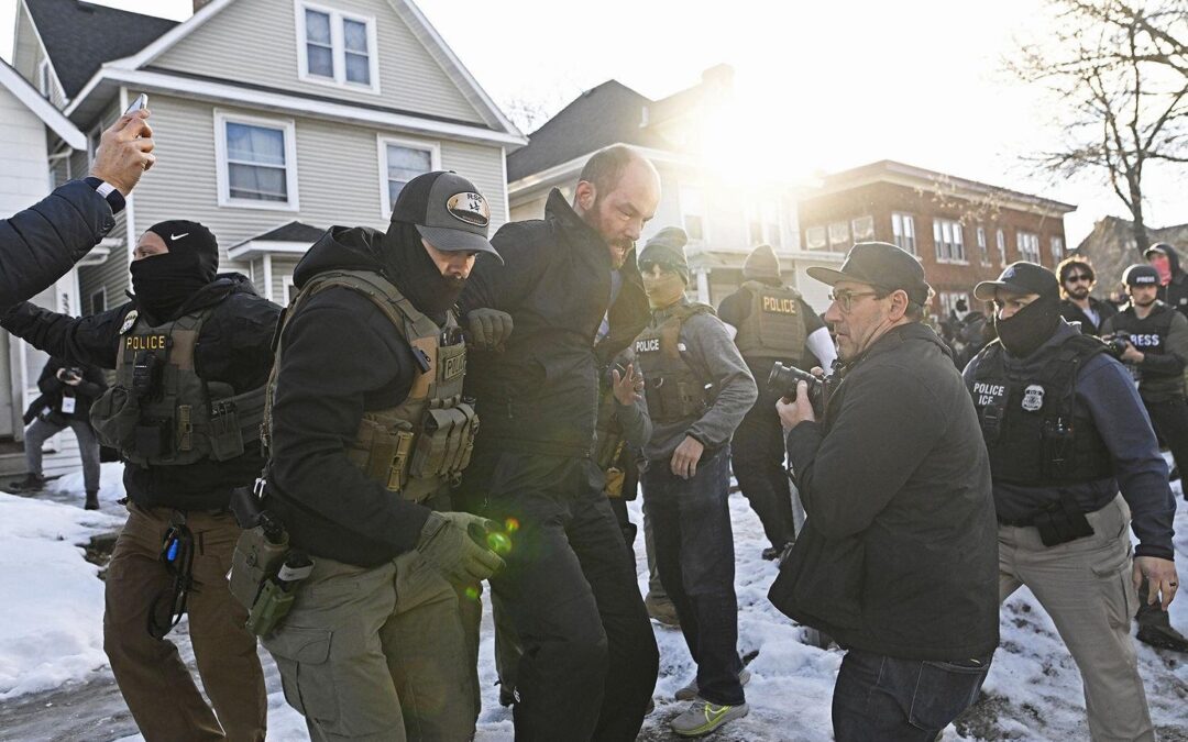 Tensión en Minneapolis: agentes migratorios usan gas y aerosol contra manifestantes
