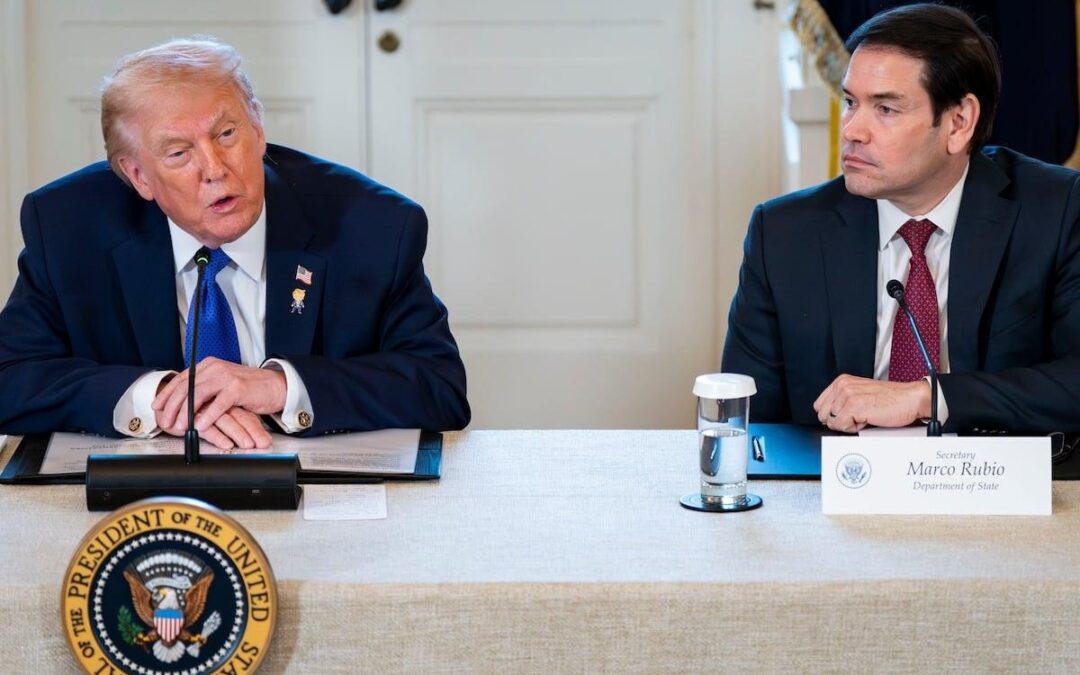 Trump amenaza con cortar petróleo venezolano a Cuba